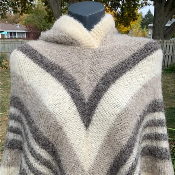 Vintage Hilda Ltd Hooled Poncho - Fuzzy Wool Statement Piece - Picture 9 of 13
